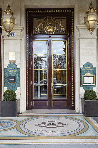 Vue extérieure de la porte d’entrée de l’hôtel Meurice à Paris